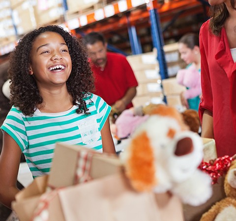 children donating toys